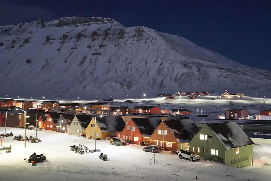Svalbard: polar bears at 80° North